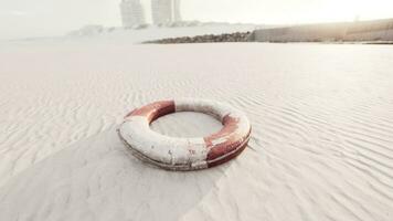 salvagente su il città spiaggia a tramonto foto