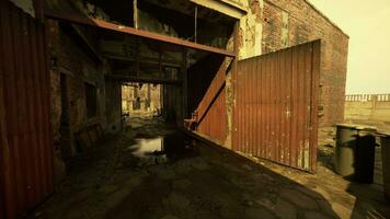 vecchio abbandonato industriale strada Visualizza con mattone facciate foto