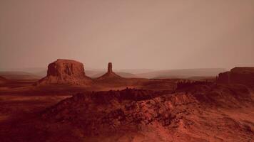 un' sbalorditivo deserto paesaggio con un' maestoso roccia formazione nel il distanza foto