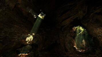 un' sbalorditivo grotta illuminato di travi di volume leggero foto