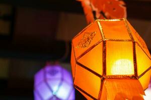 avvicinamento colorato tailandese lanna stile lanterne per sospeso e girare su leggero a notte. foto