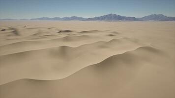 un' deserto paesaggio con montagne nel il distanza foto
