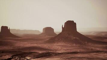 monumento valle con deserto canyon nel Stati Uniti d'America foto