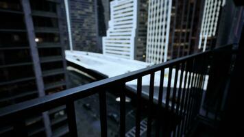 paesaggio urbano catturato a partire dal un' balcone prospiciente il vivace strade sotto foto