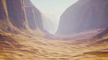 deserto paesaggio con maestoso montagne e d'oro sabbia foto
