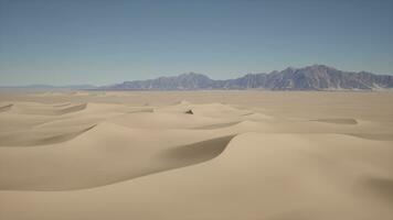 un' deserto paesaggio con montagne nel il distanza foto