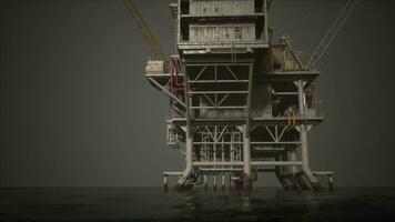 un' torreggiante orologio su un al largo olio impianto in mezzo il vasto distesa di il oceano foto