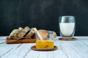 miele e bastoni per scrosciante con pane e latte per prima colazione foto