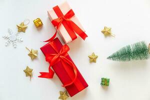 Natale elementi, i regali, abete rami, rosso decorazioni su bianca sfondo. Natale concetto, inverno, nuovo anno foto