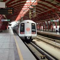 nuovo delhi India - ottobre 09 2023 - delhi la metropolitana treno in arrivo a jhandewalan la metropolitana stazione nel nuovo delhi, India, Asia, pubblico la metropolitana in partenza a partire dal jhandewalan stazione foto