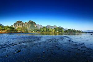 bellissimo paesaggio su il nam canzone fiume nel vang Vieng, Laos foto