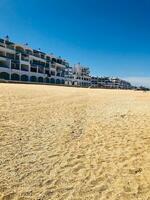 scenario lungo il spiaggia nel davanti di il edifici foto