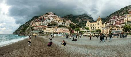 positano Italia - 5 novembre 2016 grande numero di turista attrazione per positano spiaggia ,positano uno di maggior parte popolare in viaggio destinazione nel Sud Italia foto