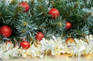 Natale sfondo con Natale albero rami, rosso strati e argento orpelli. Natale decorazioni foto