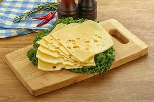 formaggio maasdam a fette per colazione foto