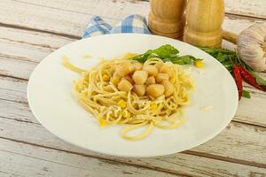 deliziosa pasta con pettine frutti di mare foto