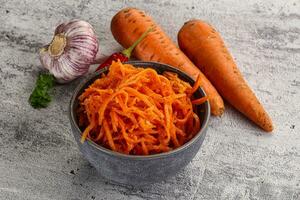 coreano carota insalata nel il ciotola foto
