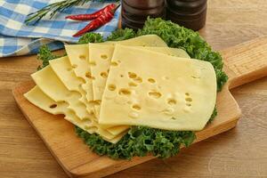 formaggio maasdam a fette per colazione foto