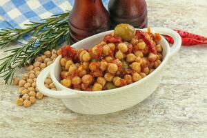 ceci con pomodoro secco e olive foto