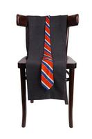 pantaloni e cravatta appesi a una sedia foto