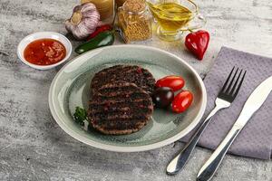 cotoletta di hamburger alla griglia con salsa foto