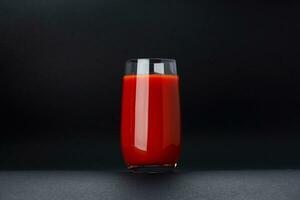 bicchiere di pomodoro succo isolato su nero sfondo con copia spazio foto