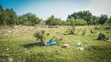 spazzatura lungo il fiume - spazzatura sulle rive del fiume foto