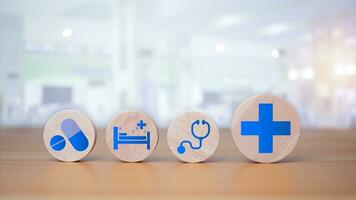 di legno blocchi con medico simboli su di legno sfondo che rappresentano Salute concetto con trattamento e medicinale. foto