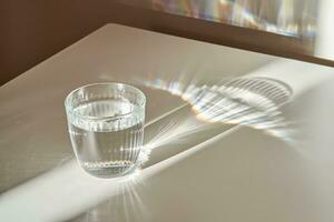 un' bicchiere di pulito potabile acqua nel il mattina sole. foto