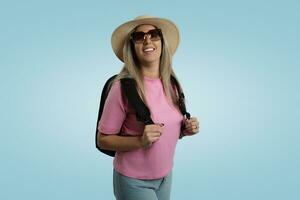 davanti Visualizza donna con rosa cappello nel blu studio foto