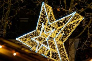 un illuminato Natale stella su un' tetto foto