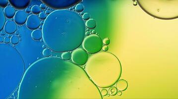 astratto colorato cibo olio gocce bolle e sfere fluente su acqua superficie foto