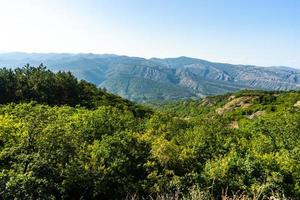 pendio della montagna del caucaso in georgia