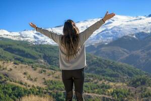 latina donna apertura sua braccia, godendo il libertà. lei ha sua indietro foto