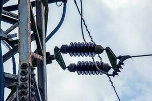 alta tensione energia Linee a un' idroelettrico energia stazione nel il città di nitra nel slovacchia. particolari. foto