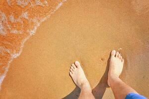 Uomini piedi su il spiaggia. foto