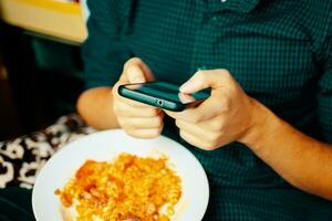 utilizzando smartphone. attività commerciale uomo uso un' smartphone durante corto il pranzo. foto