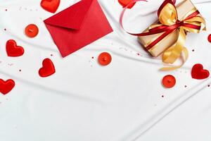 rosso Busta, regalo scatola e cuori su bianca seta foglio. romantico concetto. san valentino giorno sfondo foto