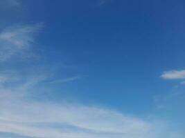 bellissimo bianca nuvole su in profondità blu cielo sfondo. grande luminosa morbido soffice nuvole siamo copertina il intero blu cielo. skyscape su Lombok isola, Indonesia foto