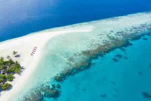 sorprendente aereo paesaggio nel Maldive isole. Perfetto blu mare e corallo scogliera Visualizza a partire dal fuco o aereo. esotico estate viaggio e vacanza paesaggio, lettini con banco di sabbia. libertà, scappa concetto foto