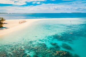 sorprendente aereo paesaggio nel Maldive isole. Perfetto blu mare e corallo scogliera Visualizza a partire dal fuco o aereo. esotico estate viaggio e vacanza paesaggio, lettini con banco di sabbia. libertà, scappa concetto foto