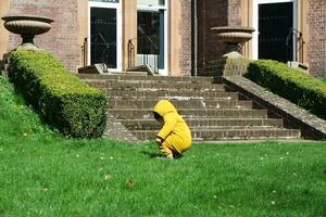 carino asiatico pakistano bambino ahmed mustafain haider è godendo il bellissimo soleggiato giorno a guerra pubblico parco di luton cittadina di Inghilterra UK. Immagine era catturato su 03-aprile-2023 foto