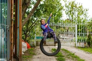 giovane bella ragazza oscillante su un' ruota foto