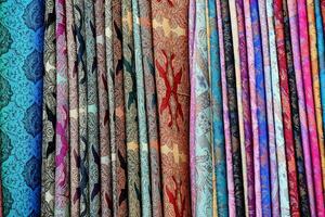 colorato seta tessuto per vendita a un' mercato foto