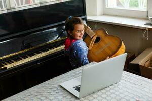 poco ragazza Tenere un' rotto chitarra, chitarra riparazione foto