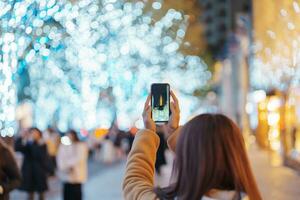 viaggiatore visitare roppongi colline Natale illuminazione e assunzione foto tokyo Torre, contento turista donna sta su un' Natale mercato nel tokyo, Giappone. viaggiare, vacanza e celebrazioni concetto