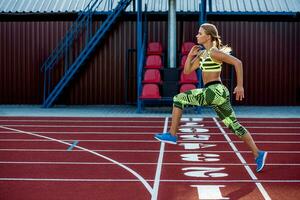 un' femmina atleta corre lungo il tapis roulant. sport sfondo foto