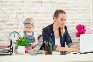 donna d'affari madre donna con un' figlia Lavorando a il il computer portatile foto