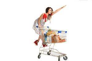 donna con shopping carrello pieno con prodotti isolato al di sopra di bianca sfondo foto