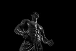 muscolare e in forma giovane bodybuilder fitness maschio modello in posa ove foto